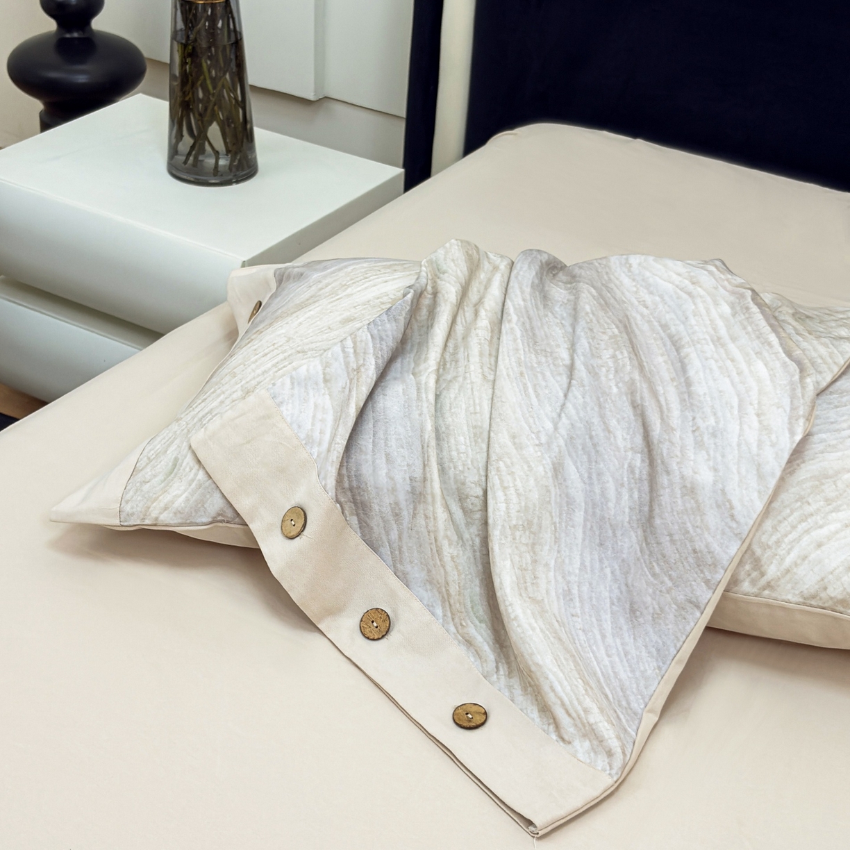 91家纺网 家纺一手货源 找家纺 未来家居 2025秋冬新款全棉加厚磨毛纽扣工艺四件套 烟云灰