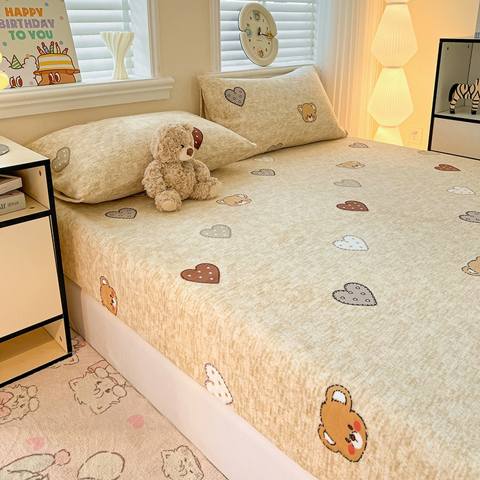 91家纺网 家纺一手货源 找家纺 富馨莱2025年新款牛奶绒印花床笠 萌萌熊心