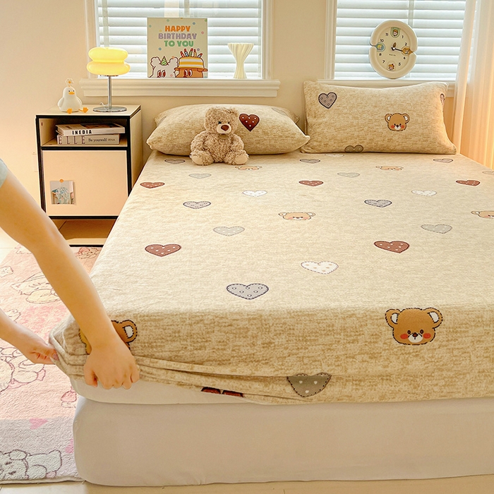 91家纺网 家纺一手货源 找家纺 富馨莱2025年新款牛奶绒印花床笠 萌萌熊心