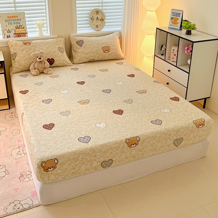 91家纺网 家纺一手货源 找家纺 富馨莱2025年新款牛奶绒印花床笠 萌萌熊心