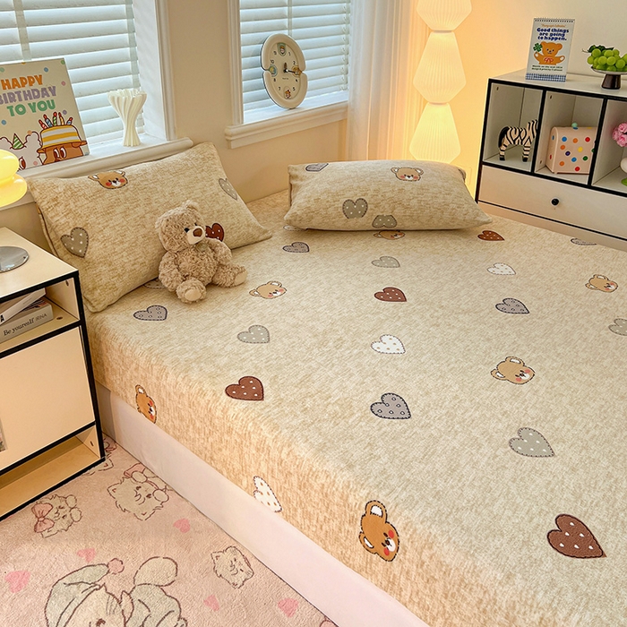 91家纺网 家纺一手货源 找家纺 富馨莱2025年新款牛奶绒印花床笠 萌萌熊心