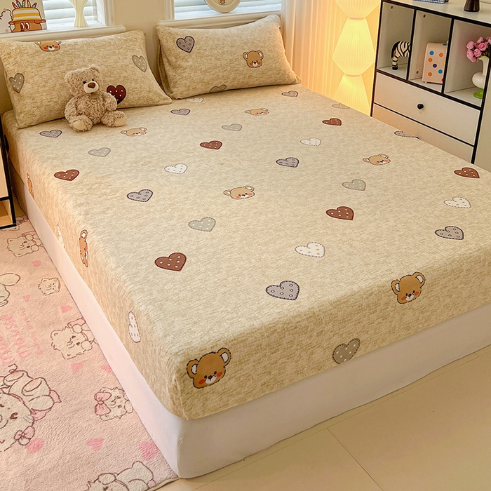 91家纺网 家纺一手货源 找家纺 富馨莱2025年新款牛奶绒印花床笠 萌萌熊心