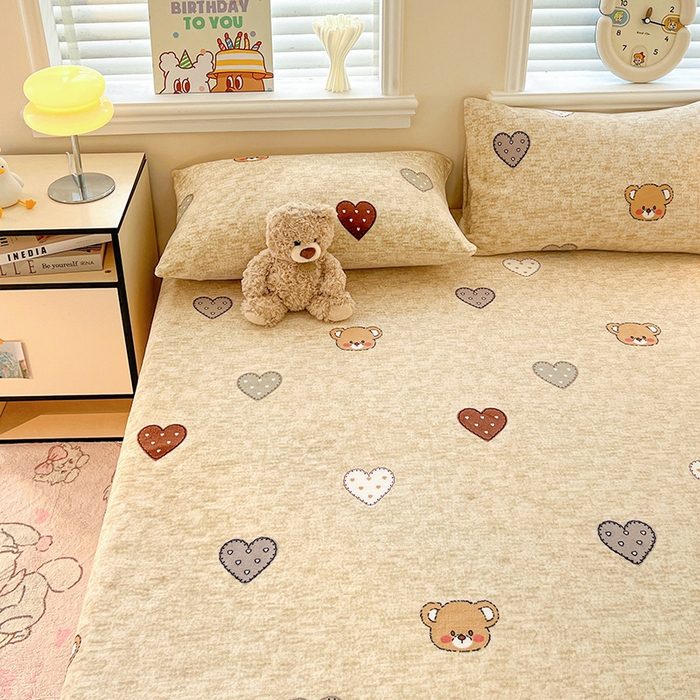 91家纺网 家纺一手货源 找家纺 富馨莱2025年新款牛奶绒印花床笠 萌萌熊心