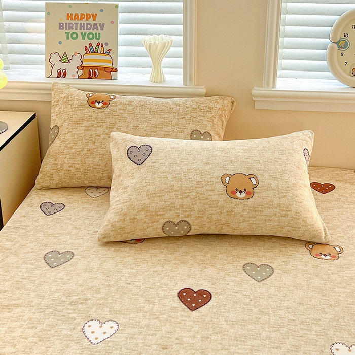 91家纺网 家纺一手货源 找家纺 富馨莱2025年新款牛奶绒印花床笠 萌萌熊心