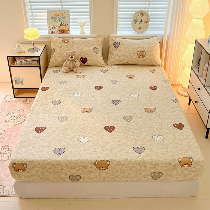 富馨莱2025年新款牛奶绒印花床笠 萌萌熊心