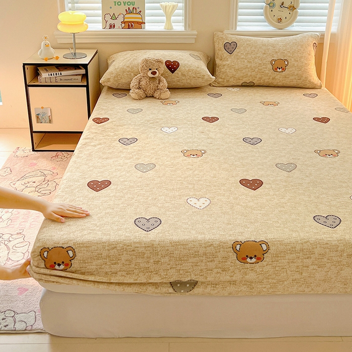 91家纺网 家纺一手货源 找家纺 富馨莱2025年新款牛奶绒印花床笠 萌萌熊心