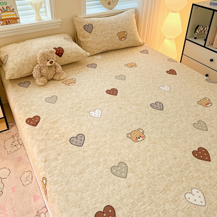 91家纺网 家纺一手货源 找家纺 富馨莱2025年新款牛奶绒印花床笠 萌萌熊心