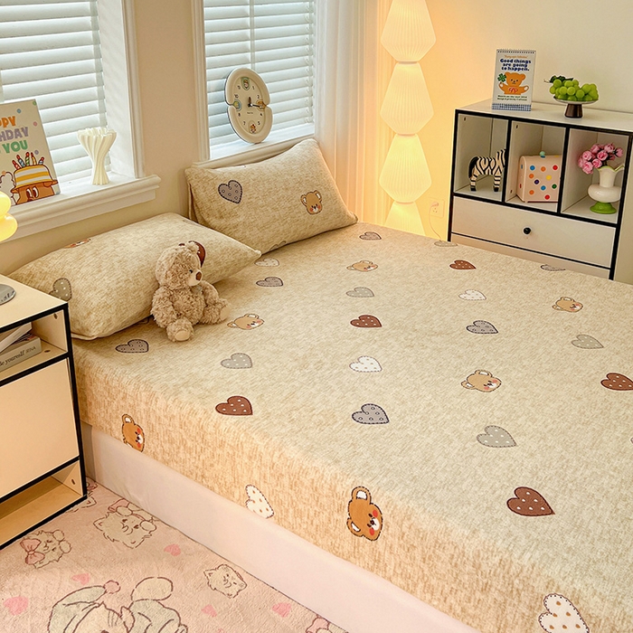 91家纺网 家纺一手货源 找家纺 富馨莱2025年新款牛奶绒印花床笠 萌萌熊心