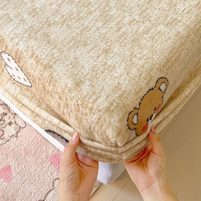 91家纺网 家纺一手货源 找家纺 富馨莱2025年新款牛奶绒印花床笠 萌萌熊心