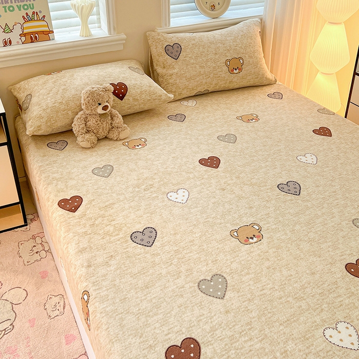 91家纺网 家纺一手货源 找家纺 富馨莱2025年新款牛奶绒印花床笠 萌萌熊心