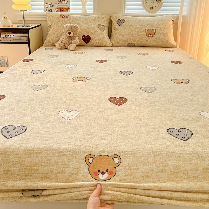 91家纺网 家纺一手货源 找家纺 富馨莱2025年新款牛奶绒印花床笠 萌萌熊心