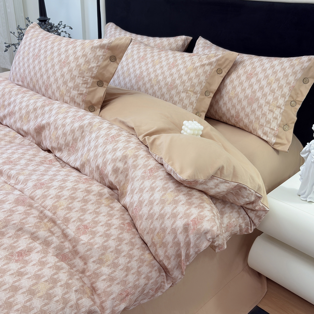 91家纺网 家纺一手货源 找家纺 未来家居 2025秋冬新款全棉加厚磨毛纽扣工艺四件套 拜伦-咖