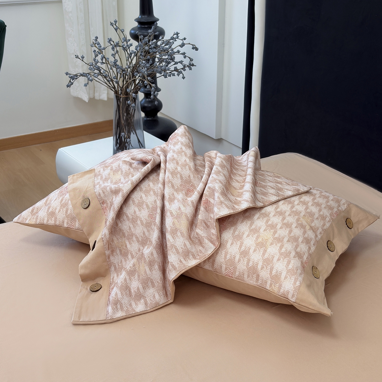 91家纺网 家纺一手货源 找家纺 未来家居 2025秋冬新款全棉加厚磨毛纽扣工艺四件套 拜伦-咖