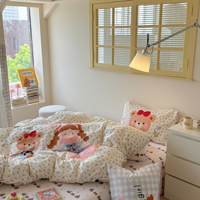 91家纺网 家纺一手货源 找家纺 寐居家纺 2025新款亲肤舒适全棉纯棉数码大阪印花四件套 小熊日记