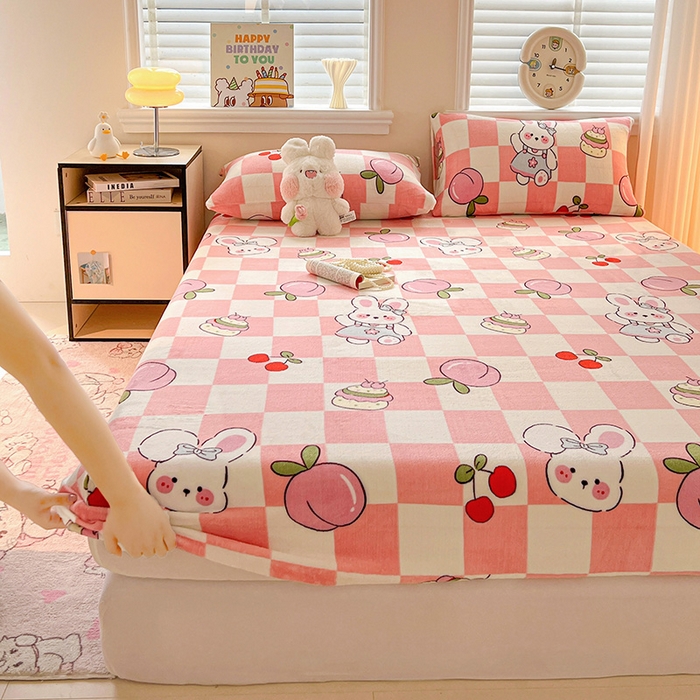 91家纺网 家纺一手货源 找家纺 富馨莱2025年新款牛奶绒印花床笠 桃子兔兔