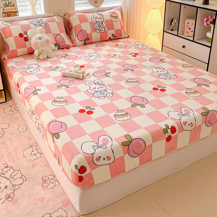 91家纺网 家纺一手货源 找家纺 富馨莱2025年新款牛奶绒印花床笠 桃子兔兔