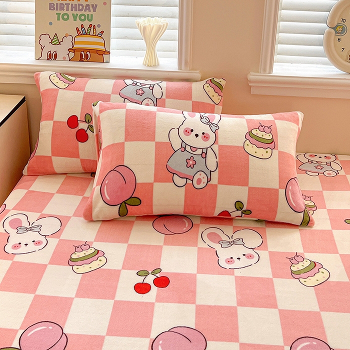 91家纺网 家纺一手货源 找家纺 富馨莱2025年新款牛奶绒印花床笠 桃子兔兔