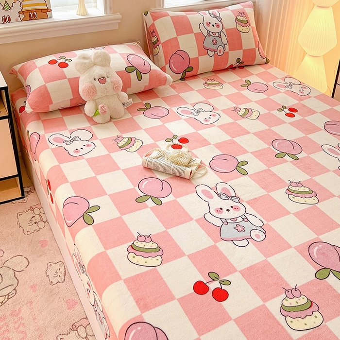 91家纺网 家纺一手货源 找家纺 富馨莱2025年新款牛奶绒印花床笠 桃子兔兔