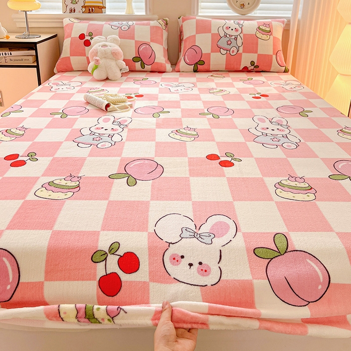 91家纺网 家纺一手货源 找家纺 富馨莱2025年新款牛奶绒印花床笠 桃子兔兔