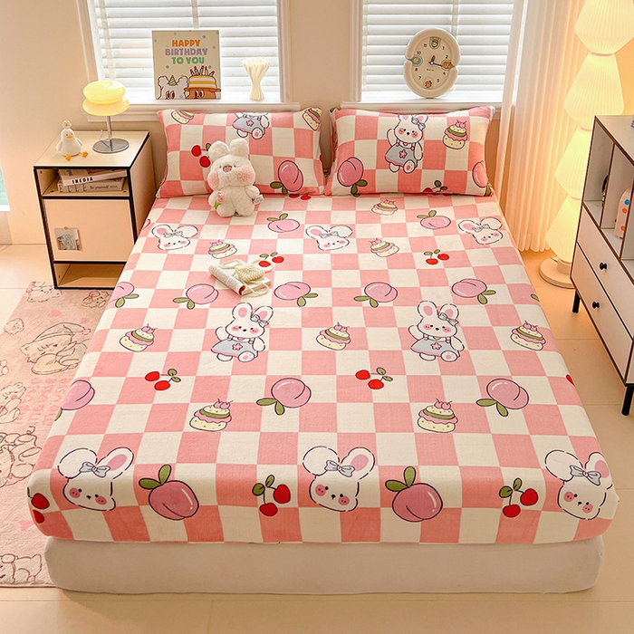 富馨莱2025年新款牛奶绒印花床笠 桃子兔兔