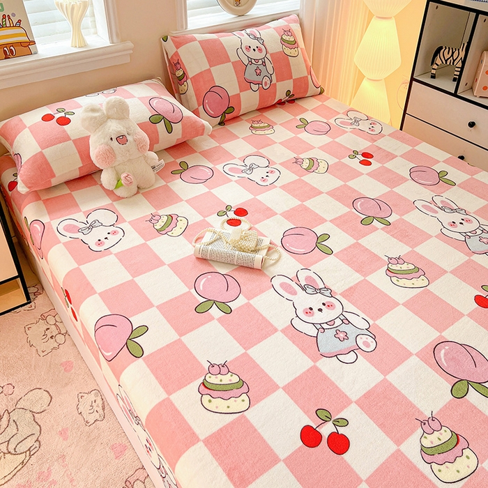 91家纺网 家纺一手货源 找家纺 富馨莱2025年新款牛奶绒印花床笠 桃子兔兔