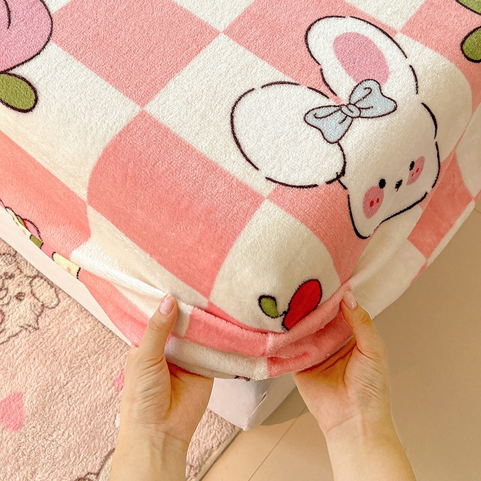 91家纺网 家纺一手货源 找家纺 富馨莱2025年新款牛奶绒印花床笠 桃子兔兔