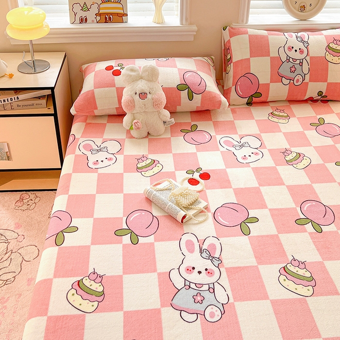 91家纺网 家纺一手货源 找家纺 富馨莱2025年新款牛奶绒印花床笠 桃子兔兔