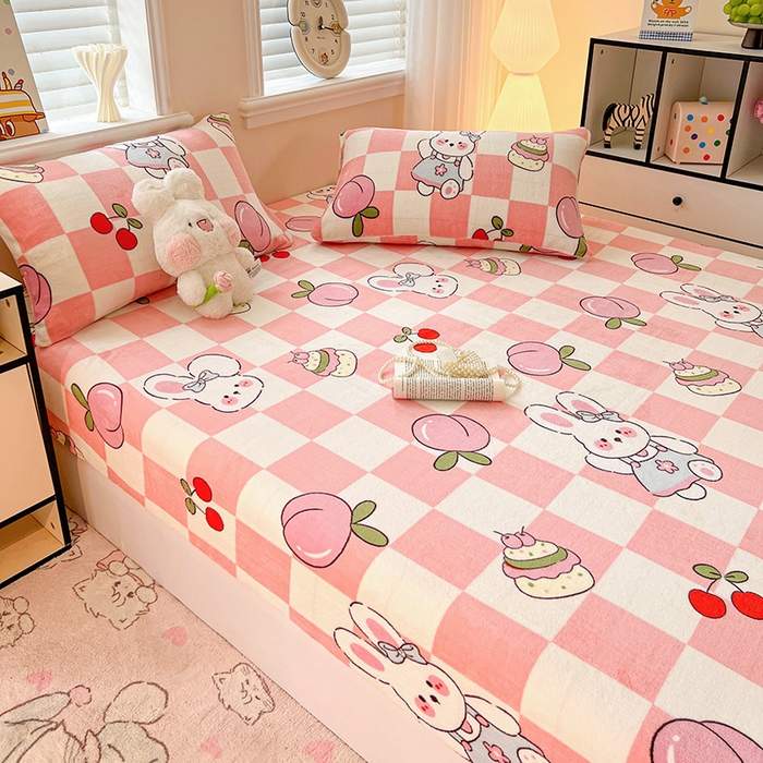 91家纺网 家纺一手货源 找家纺 富馨莱2025年新款牛奶绒印花床笠 桃子兔兔