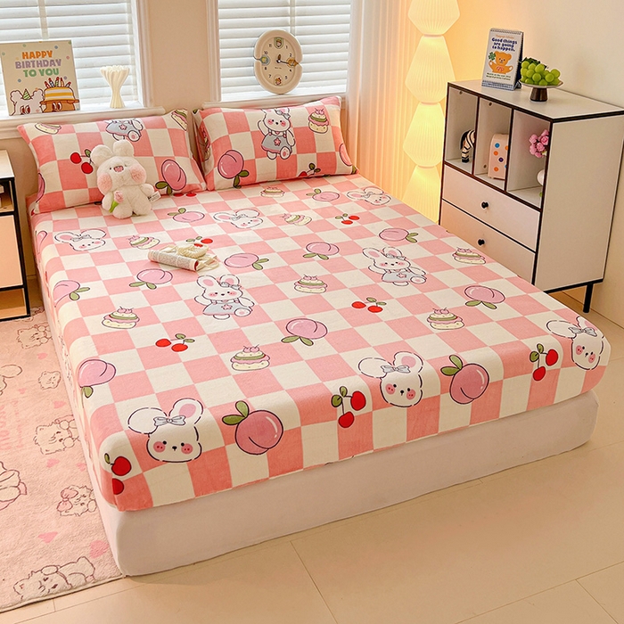 91家纺网 家纺一手货源 找家纺 富馨莱2025年新款牛奶绒印花床笠 桃子兔兔