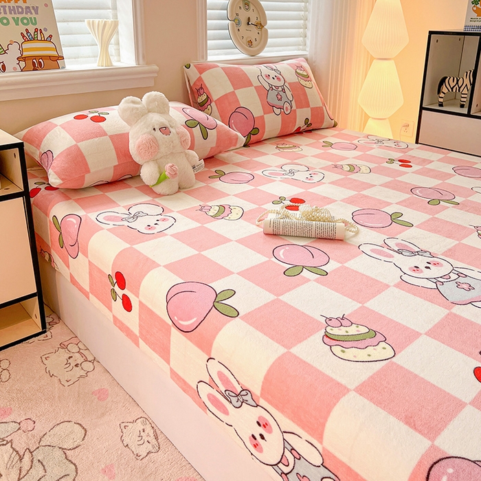 91家纺网 家纺一手货源 找家纺 富馨莱2025年新款牛奶绒印花床笠 桃子兔兔