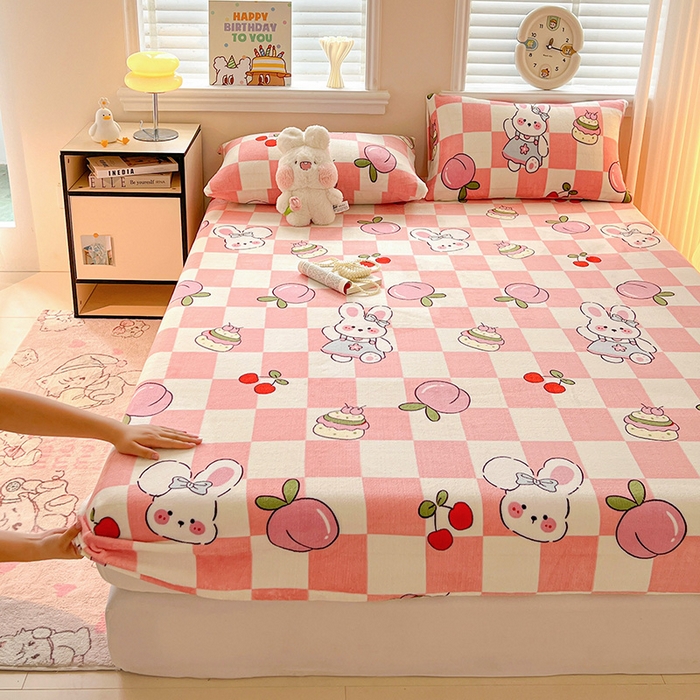 91家纺网 家纺一手货源 找家纺 富馨莱2025年新款牛奶绒印花床笠 桃子兔兔