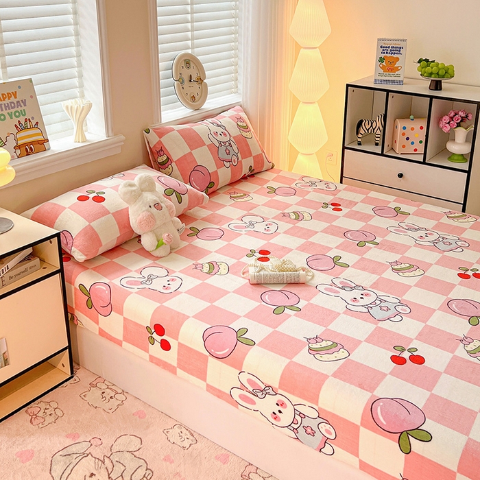 91家纺网 家纺一手货源 找家纺 富馨莱2025年新款牛奶绒印花床笠 桃子兔兔