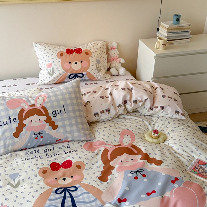 91家纺网 家纺一手货源 找家纺 寐居家纺 2025新款亲肤舒适全棉纯棉数码大阪印花四件套 小熊日记