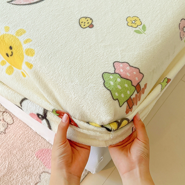 91家纺网 家纺一手货源 找家纺 富馨莱2025年新款牛奶绒印花床笠 淘气恐龙