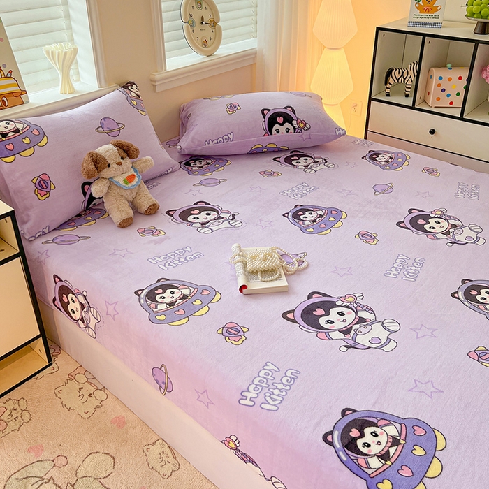 91家纺网 家纺一手货源 找家纺 富馨莱2025年新款牛奶绒印花床笠 甜美星际