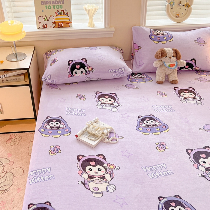 91家纺网 家纺一手货源 找家纺 富馨莱2025年新款牛奶绒印花床笠 甜美星际