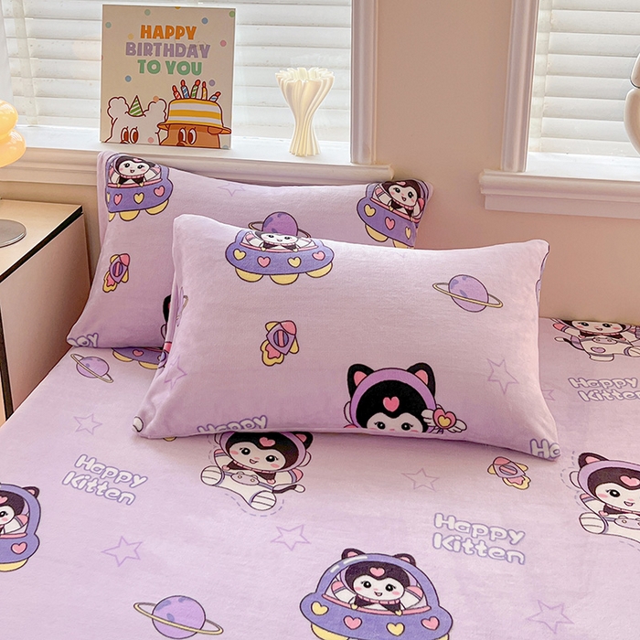 91家纺网 家纺一手货源 找家纺 富馨莱2025年新款牛奶绒印花床笠 甜美星际