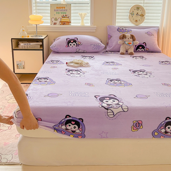 91家纺网 家纺一手货源 找家纺 富馨莱2025年新款牛奶绒印花床笠 甜美星际