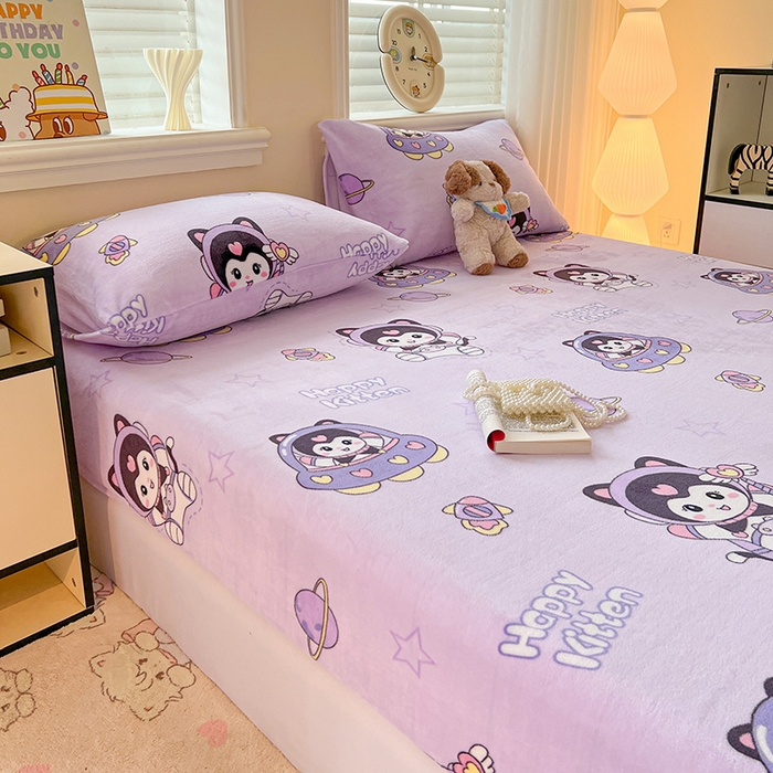 91家纺网 家纺一手货源 找家纺 富馨莱2025年新款牛奶绒印花床笠 甜美星际