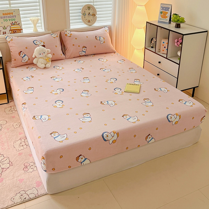 91家纺网 家纺一手货源 找家纺 富馨莱2025年新款牛奶绒印花床笠 小萌鸭