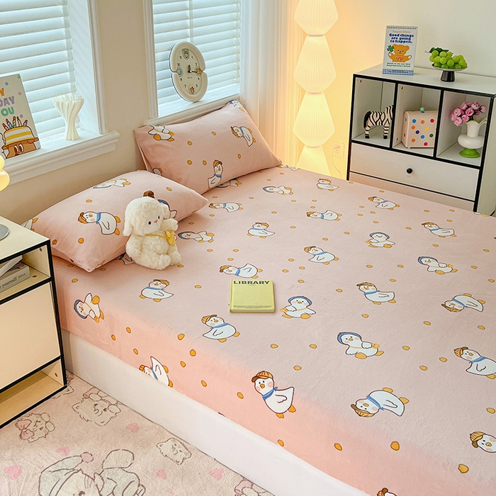 91家纺网 家纺一手货源 找家纺 富馨莱2025年新款牛奶绒印花床笠 小萌鸭