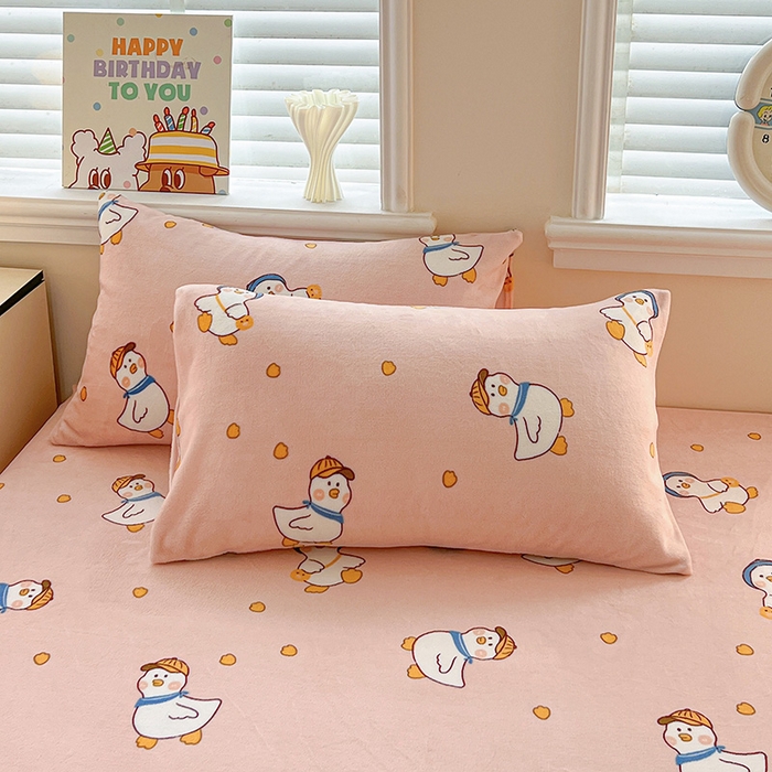 91家纺网 家纺一手货源 找家纺 富馨莱2025年新款牛奶绒印花床笠 小萌鸭