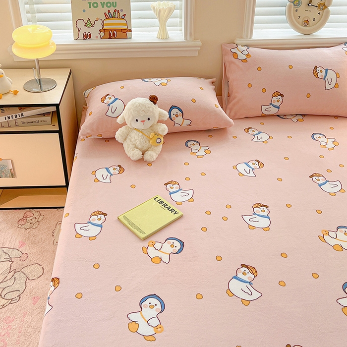 91家纺网 家纺一手货源 找家纺 富馨莱2025年新款牛奶绒印花床笠 小萌鸭