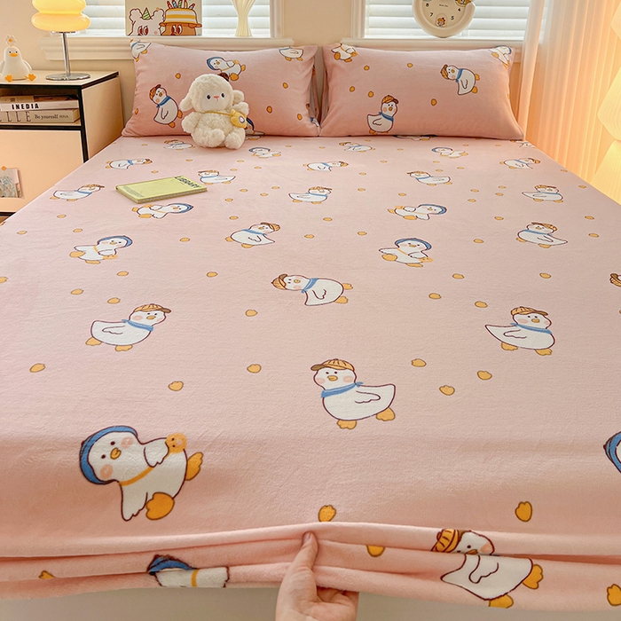 91家纺网 家纺一手货源 找家纺 富馨莱2025年新款牛奶绒印花床笠 小萌鸭