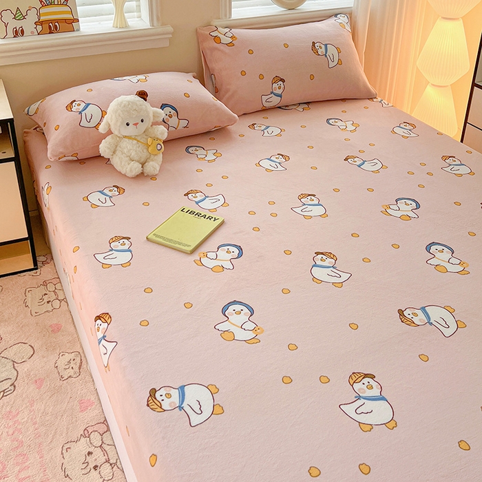 91家纺网 家纺一手货源 找家纺 富馨莱2025年新款牛奶绒印花床笠 小萌鸭