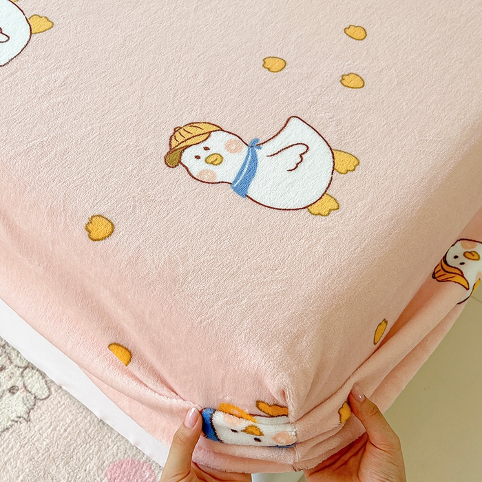 91家纺网 家纺一手货源 找家纺 富馨莱2025年新款牛奶绒印花床笠 小萌鸭