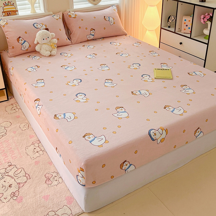 91家纺网 家纺一手货源 找家纺 富馨莱2025年新款牛奶绒印花床笠 小萌鸭