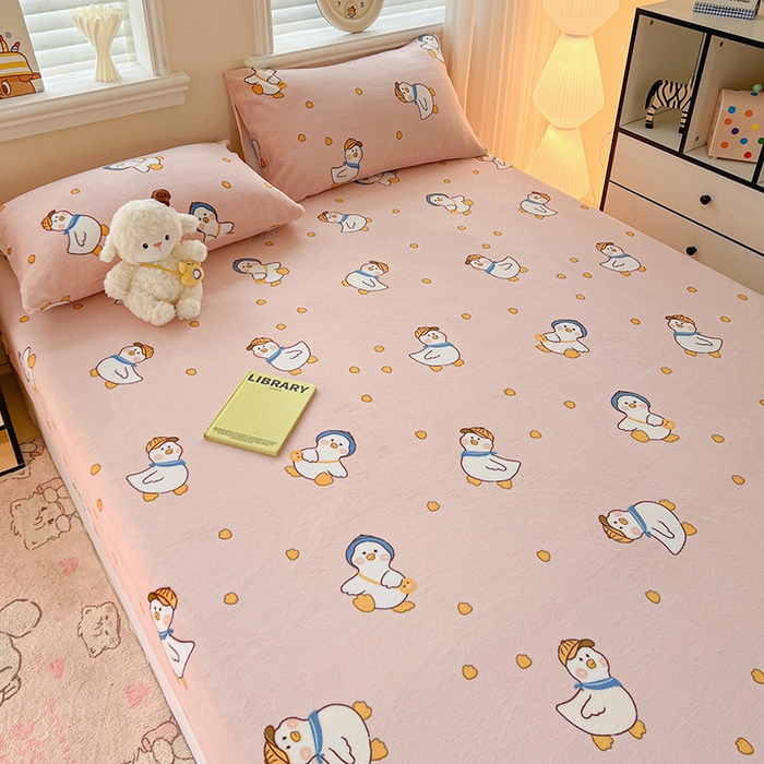 91家纺网 家纺一手货源 找家纺 富馨莱2025年新款牛奶绒印花床笠 小萌鸭