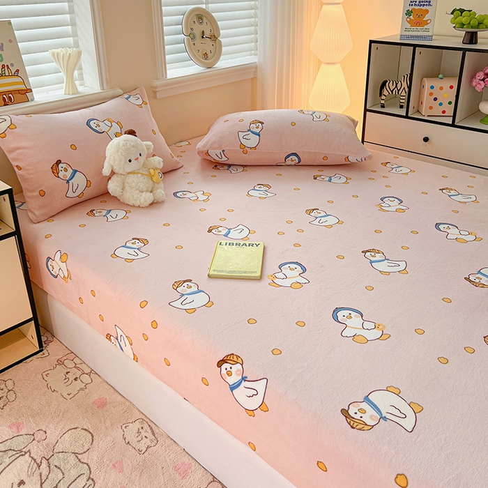 91家纺网 家纺一手货源 找家纺 富馨莱2025年新款牛奶绒印花床笠 小萌鸭