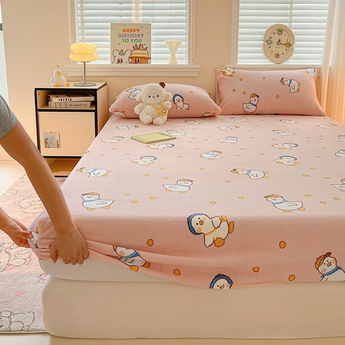 91家纺网 家纺一手货源 找家纺 富馨莱2025年新款牛奶绒印花床笠 小萌鸭